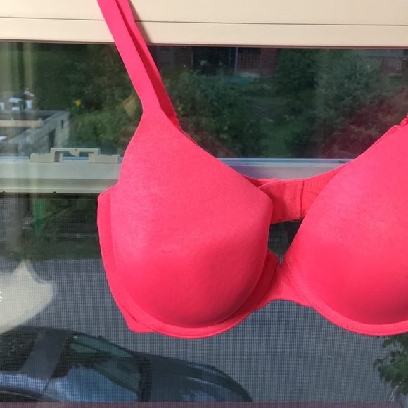 Victoria Secret Size 32DD - Picture 3 of 3